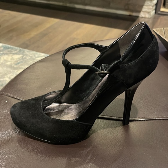 Guess stiletto heels, 7.5, black patent and faux suede, 3” heels - Picture 2 of 6